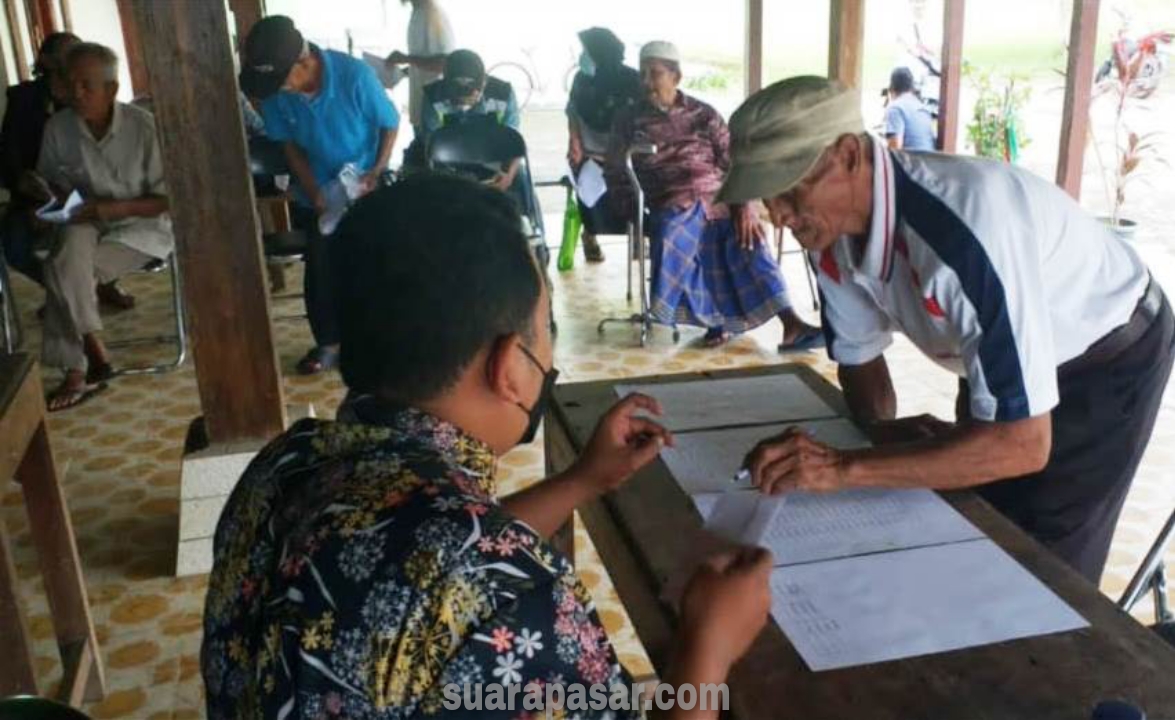 Babinsa Kebonrejo Pantau Penyaluran BLT Dana Desa