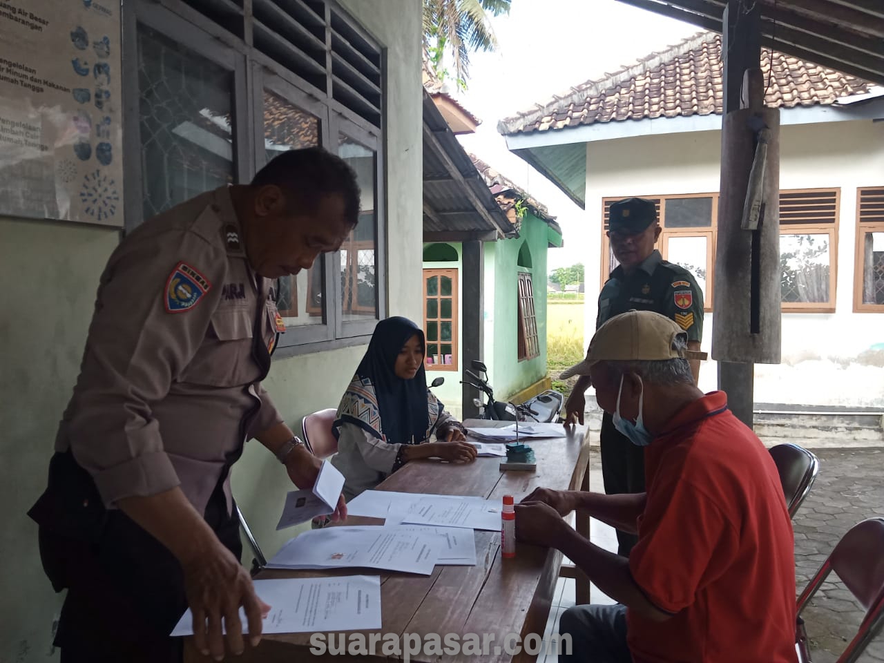 Babinsa Temon Kulon Pantau Penyaluran BLT Dana Desa