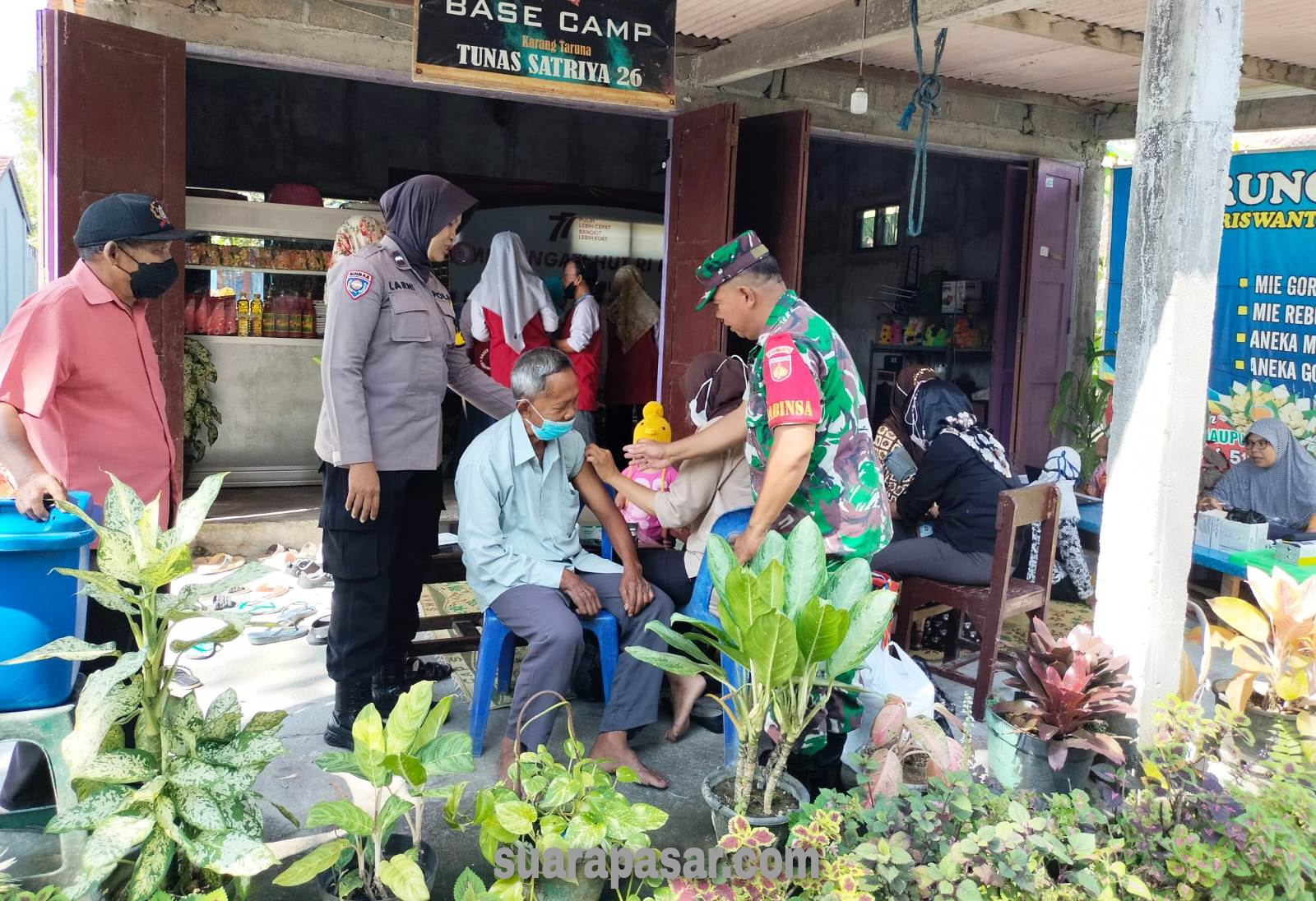 Babinsa Giripeni Bantu Pelayanan Kesehatan di Posyandu Waluyo Jati