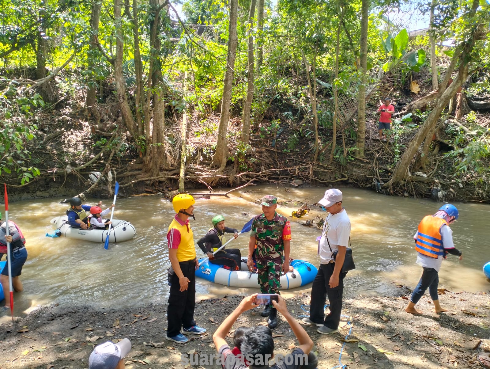 Babinsa Banguncipto Monitoring Uji Coba Olah Raga “Kayak” di Kali Papah