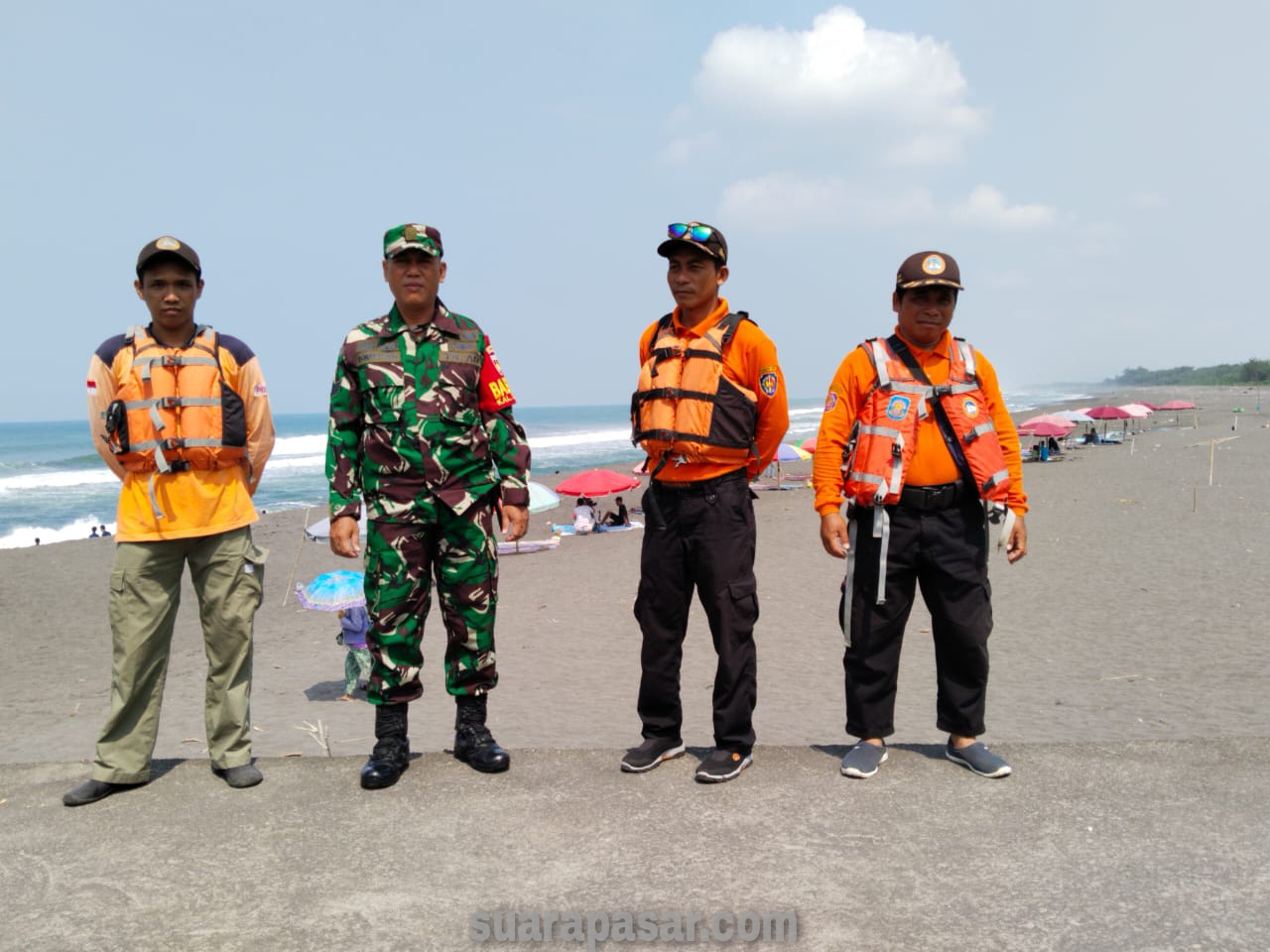 Babinsa Glagah Pantau Pengunjung Obyek Wisata Pantai Glagah Indah