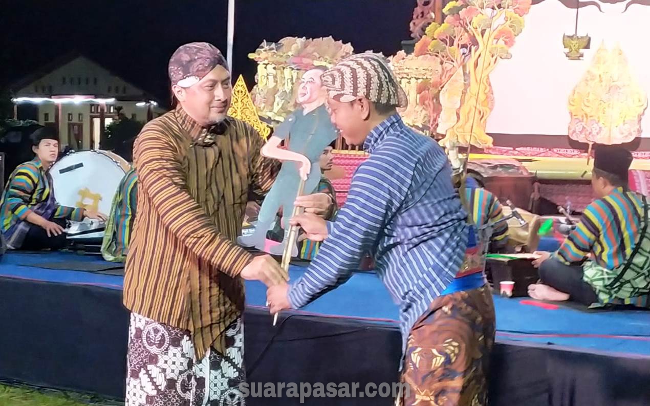 Babinsa Gerbosari Pantau Pagelaran Wayang Republik di Lapangan Sidowayah