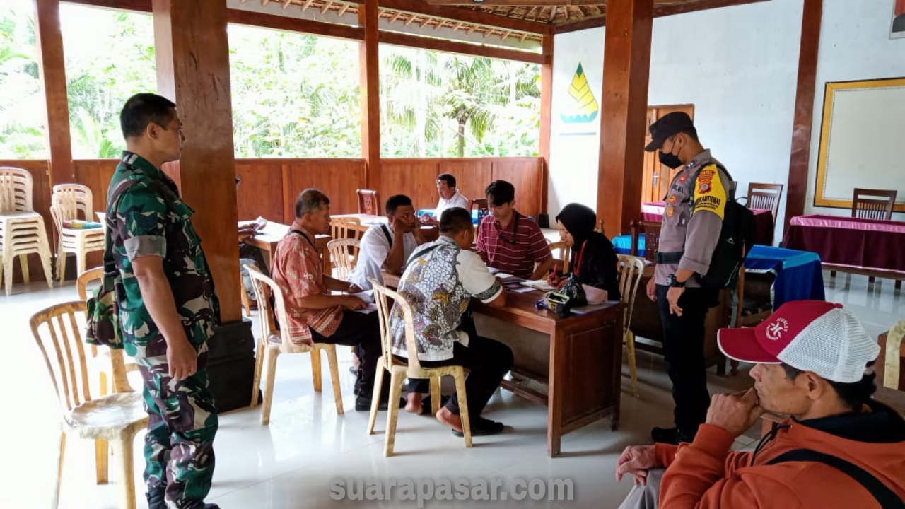 Babinsa Purwosari Monitoring Kegiatan Operasi Pasar di Kalurahan Purwosari