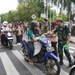 Kodim Kulon Progo Kembali Bagi-bagi Takjil Buka Puasa Bagi Warga Pengguna Jalan di Depan Makodim