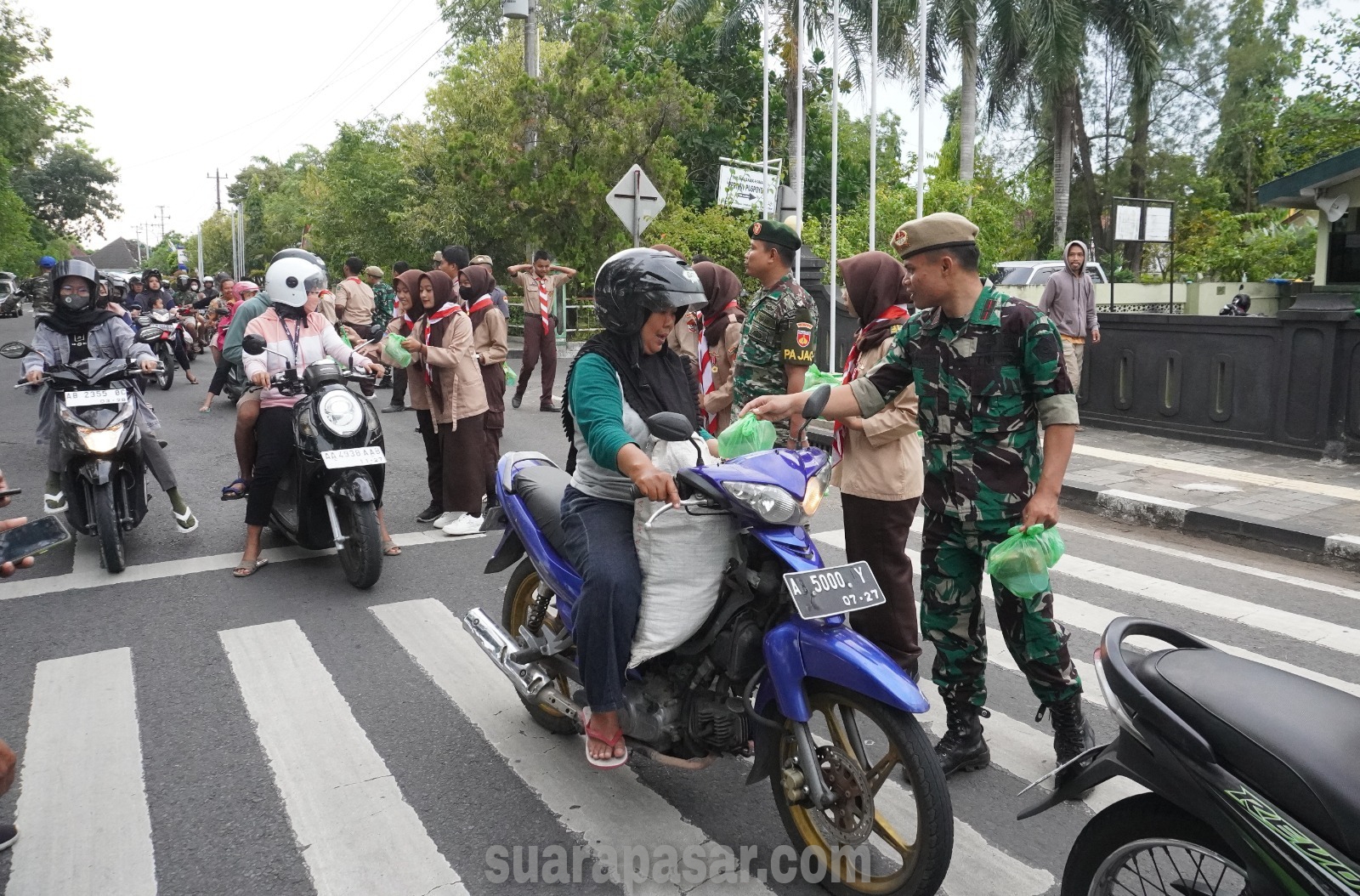 Kodim Kulon Progo Kembali Bagi-bagi Takjil Buka Puasa Bagi Warga Pengguna Jalan di Depan Makodim