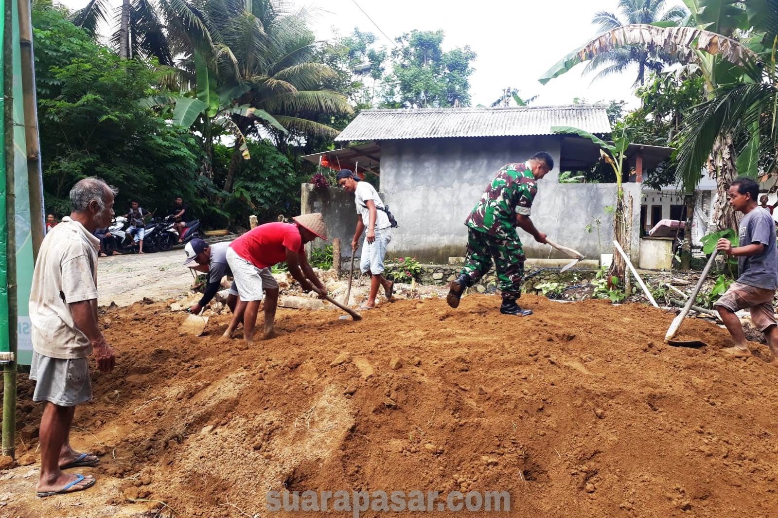 Babinsa Hargotirto Bersama Warga Kerja Bakti Ratakan Tanah Urug