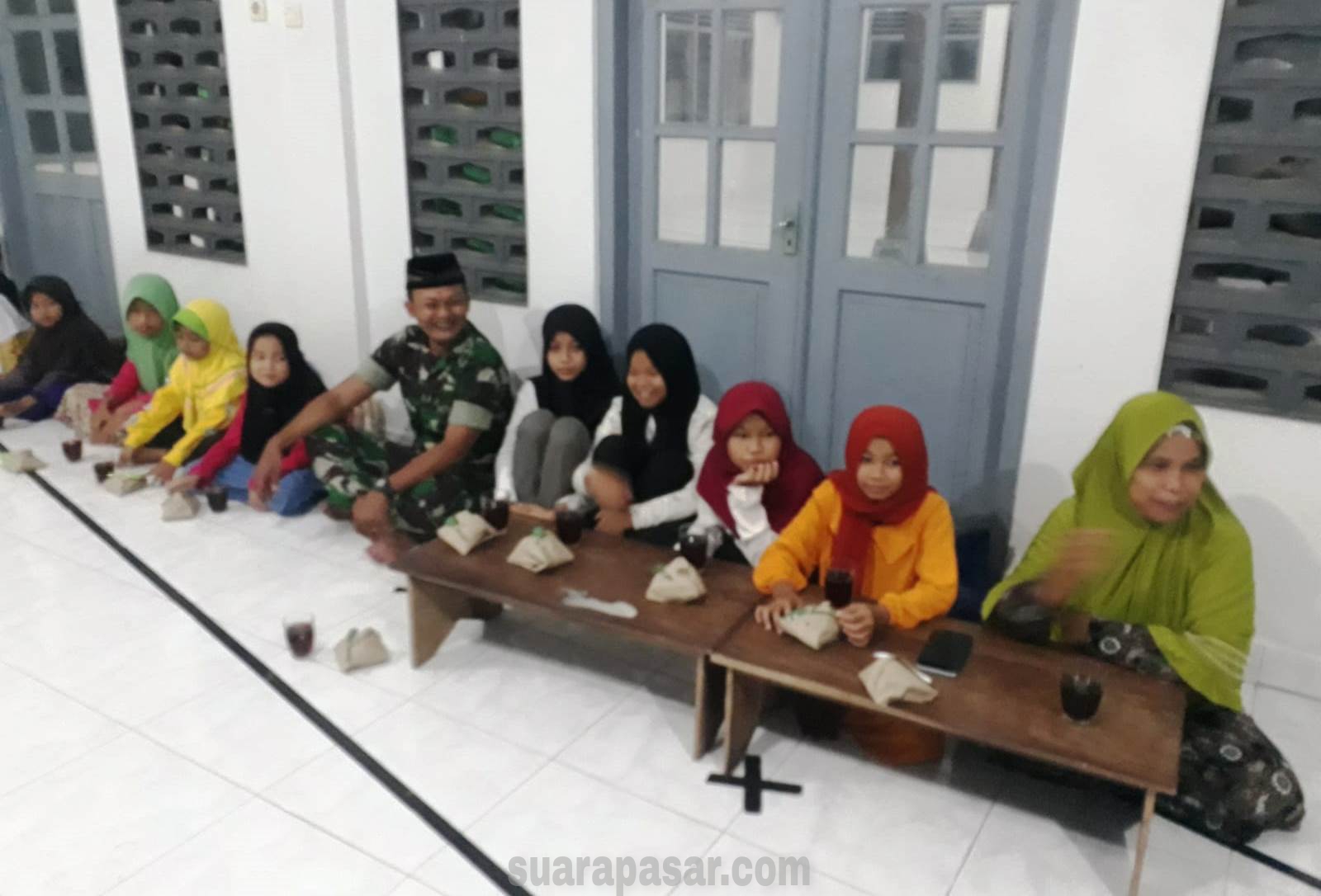 Babinsa Kulur Jalin Kedekatan Dengan Anak-Anak TPA Masjid Al-Mukorobin 