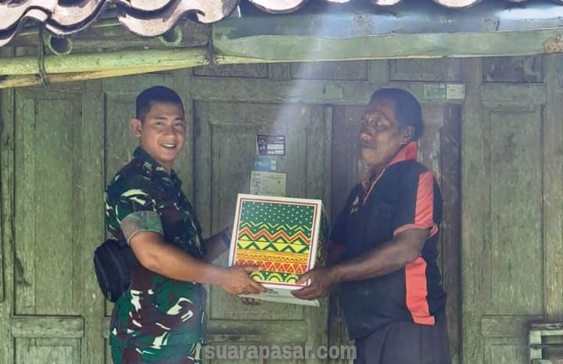 Babinsa Pengasih Beri Bantuan Sembako Warganya