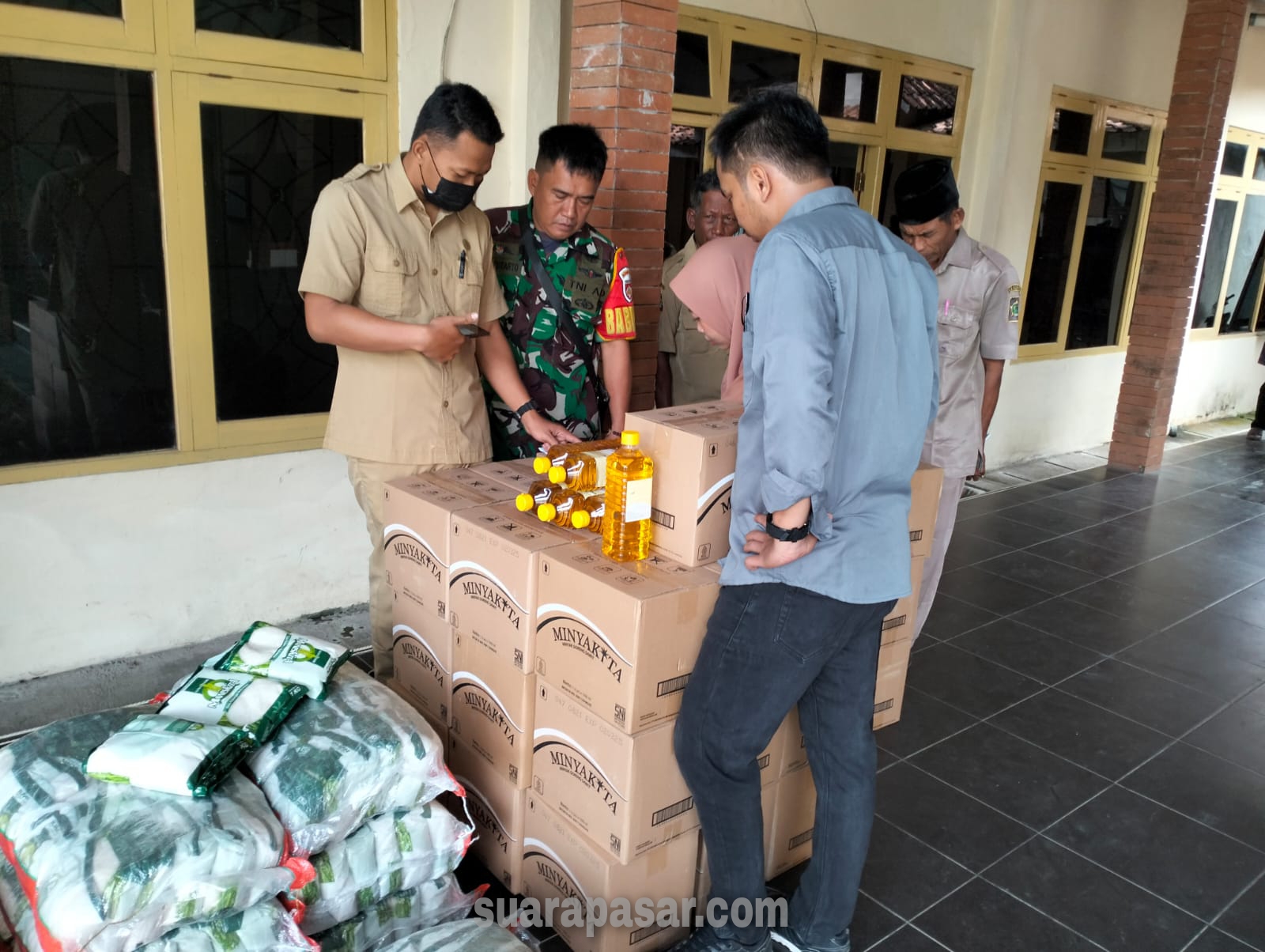 Babinsa Panjatan Pantau Operasi Pasar di Balai Kalurahan Panjatan