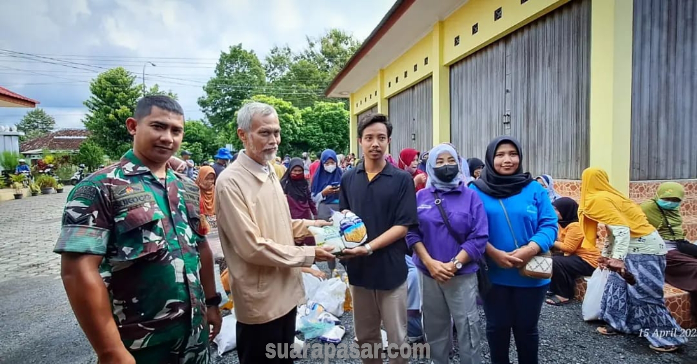 Babinsa Pengasih Pantau Kegiatan Operasi Pasar Murah