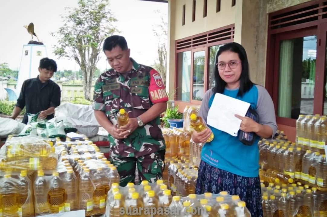 Babinsa Kudengsari Monitoring Kegiatan Operasi Pasar Murah