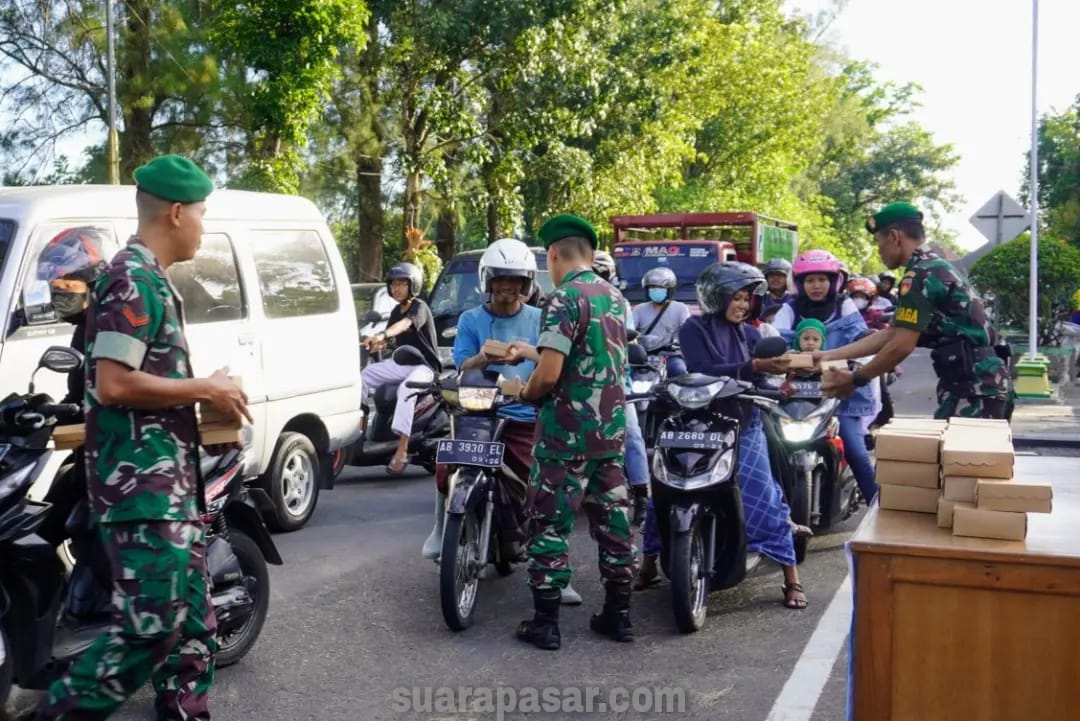 Kodim Kulon Progo Kembali Bagikan Ratusan Bungkus Takjil Kepada Pengguna Jalan Depan Makodim 