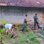 Anggota Koramil 10/Panjatan Bantu Evakuasi Material Kerusakan Rumah Warga Akibat Gempa Bumi 6.4 SR