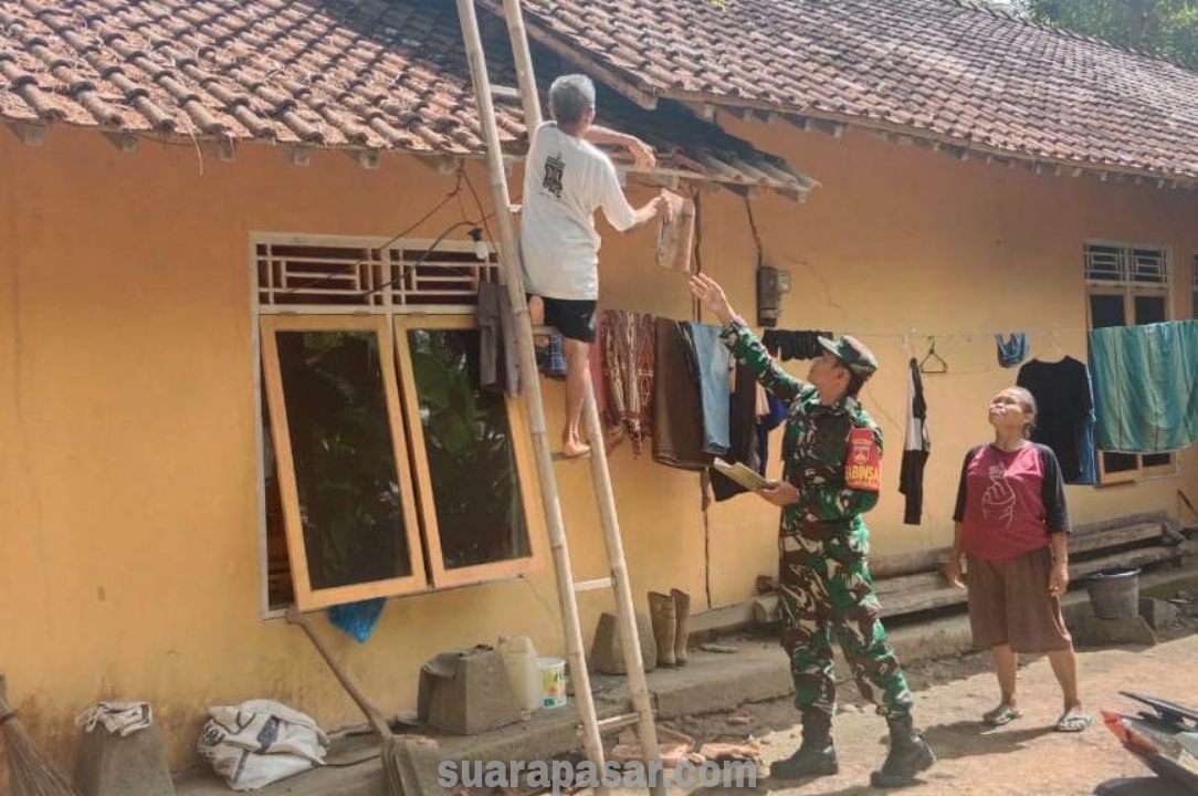 Babinsa Banjararum Bantu Perbaikan Atap Rumah Warga Akibat Gempa Bumi 6.4 SR