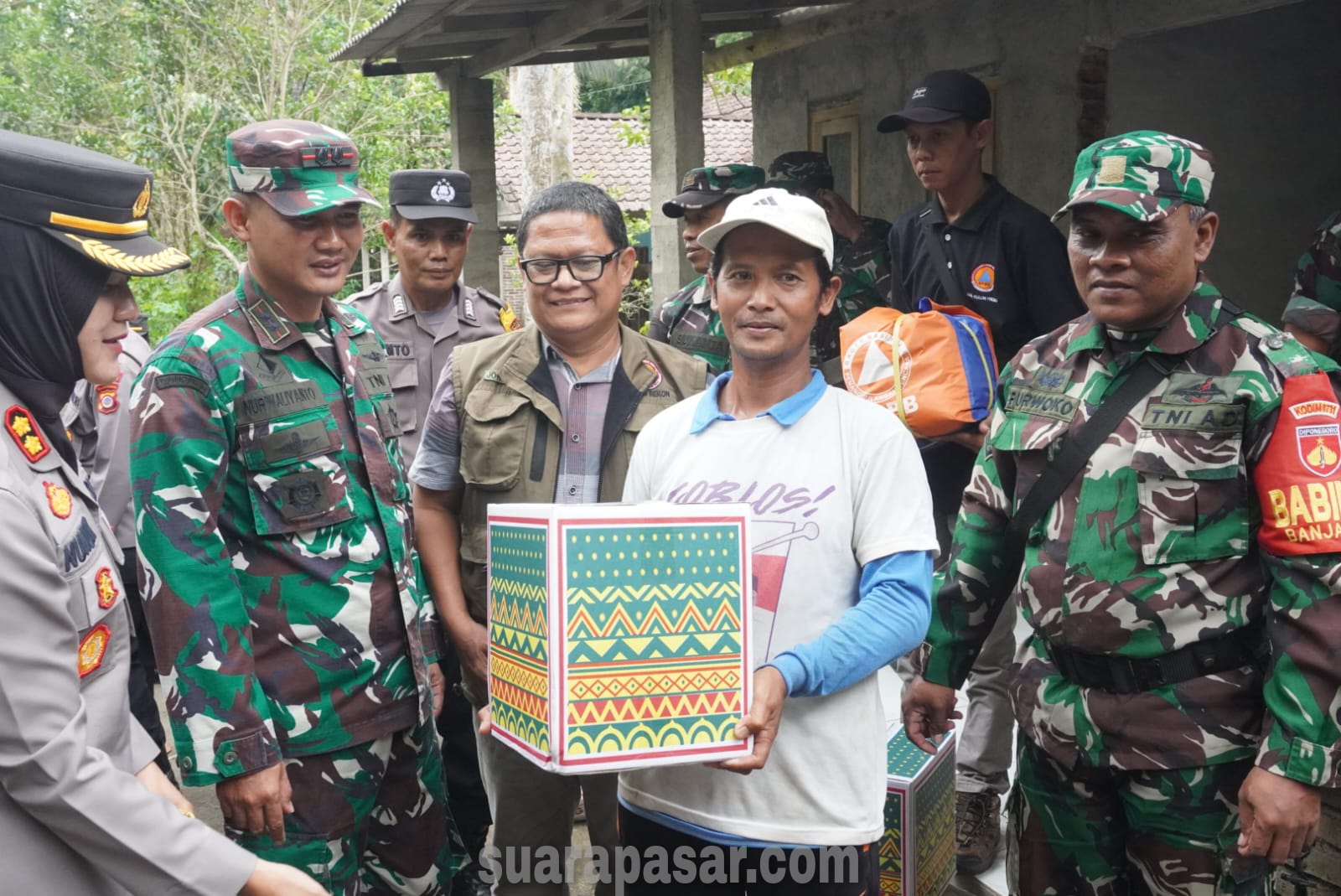 Dandim Beserta Anggota 0731/Kulon Progo Beri Bantuan Material dan Sembako Kepada Warga Terdampak Gempa Bumi 6.4 SR di Kalurahan Banjaroya