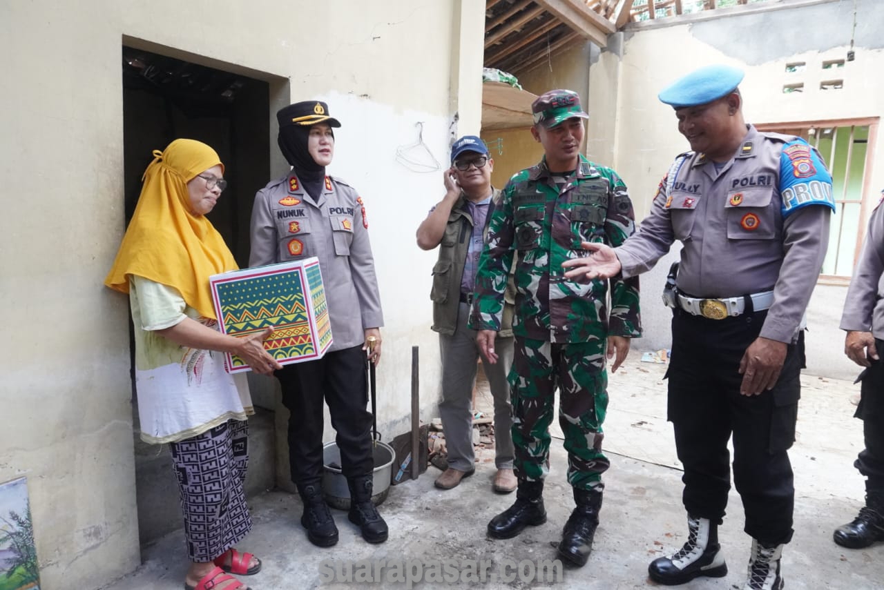 Dandim Beserta Anggota 0731/Kulon Progo Beri Bantuan Material dan Sembako Kepada Warga Terdampak Gempa Bumi 6.4 SR di Kalurahan Pandowan