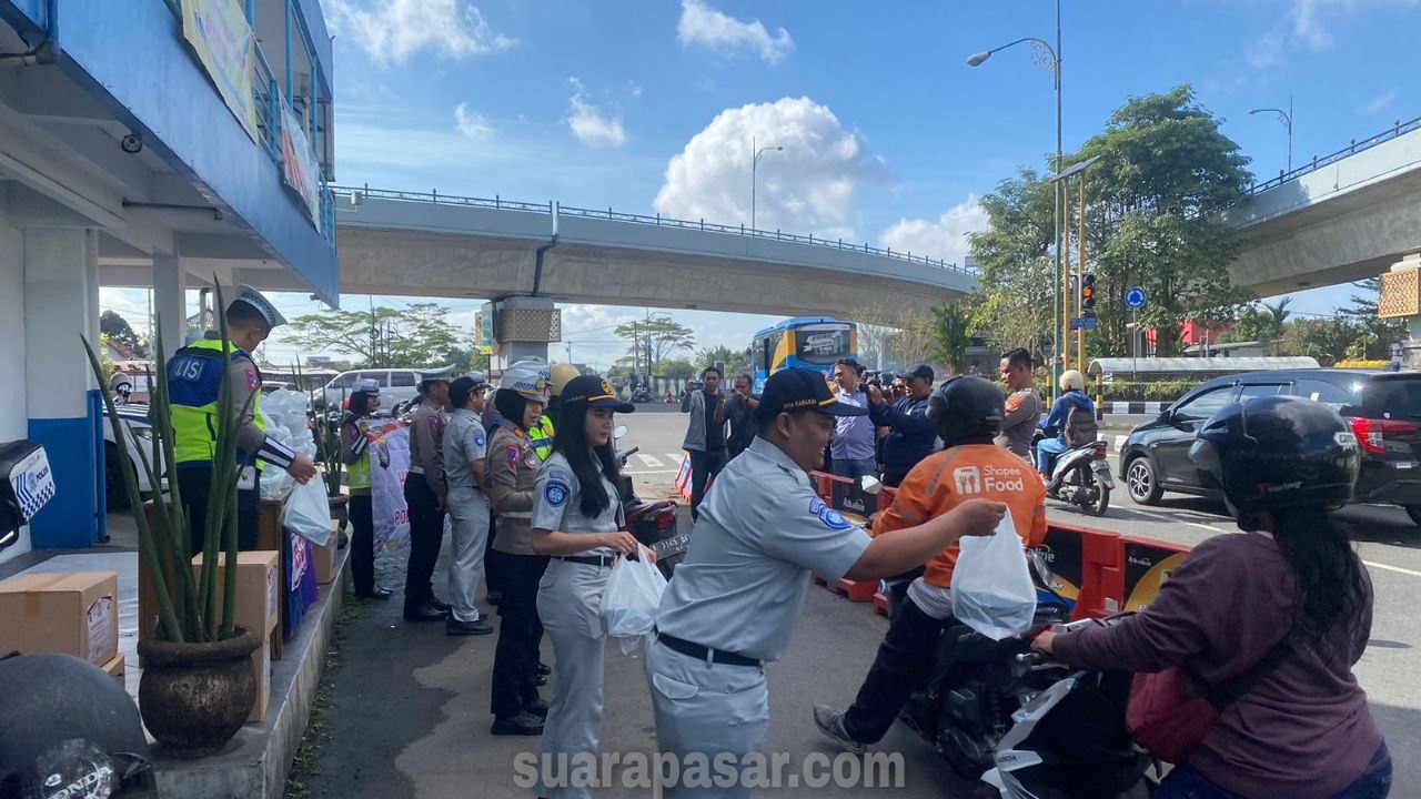 Jasa Raharja Melalui HUT Bhayangkara ke 77 Melaksanakan Jumat Berkah Bagi Helm