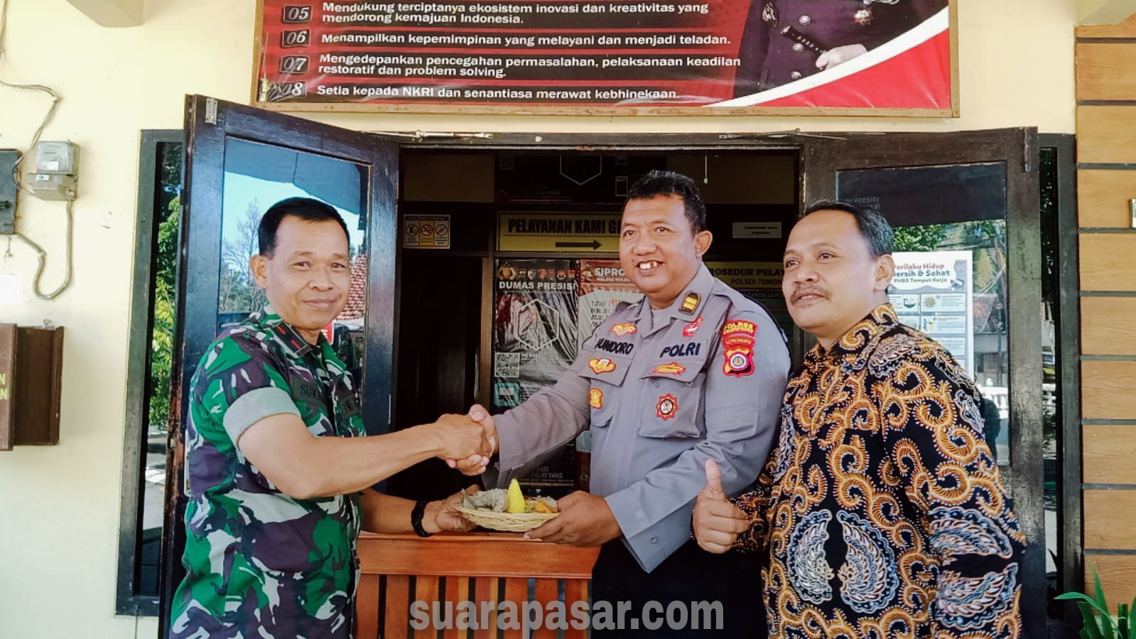 Danramil Temon Beserta Anggota Beri Ucapan Selamat Hari Bhayangkara Ke-77 ke Mapolsek Temon