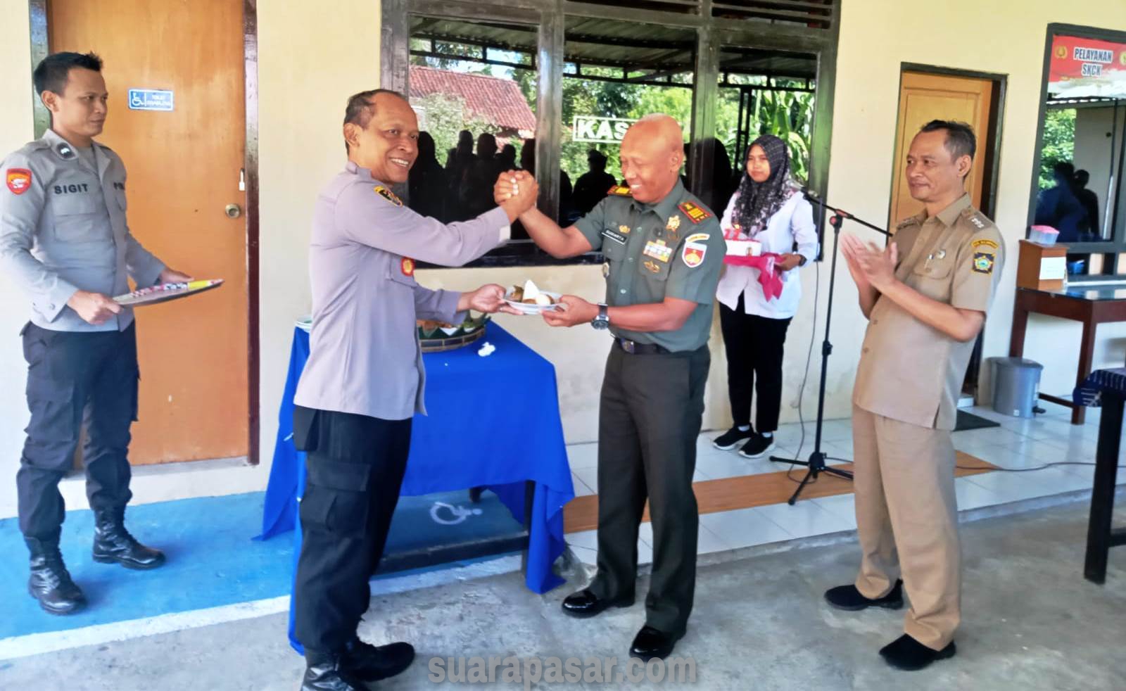 Danramil Kalibawang Beserta Anggota Beri Ucapan Selamat Hari Bhayangkara Ke-77 ke Mapolsek Kalibawang