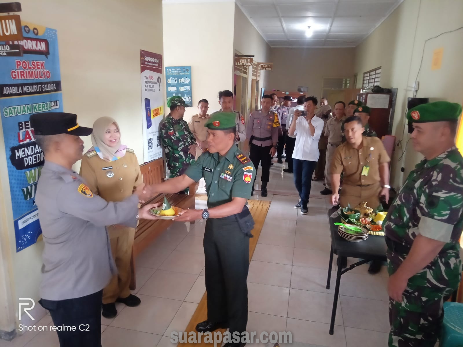 Danramil Girimulyo Beserta Anggota Beri Ucapan Selamat Hari Bhayangkara ke-77 ke Mapolsek Girimulyo 