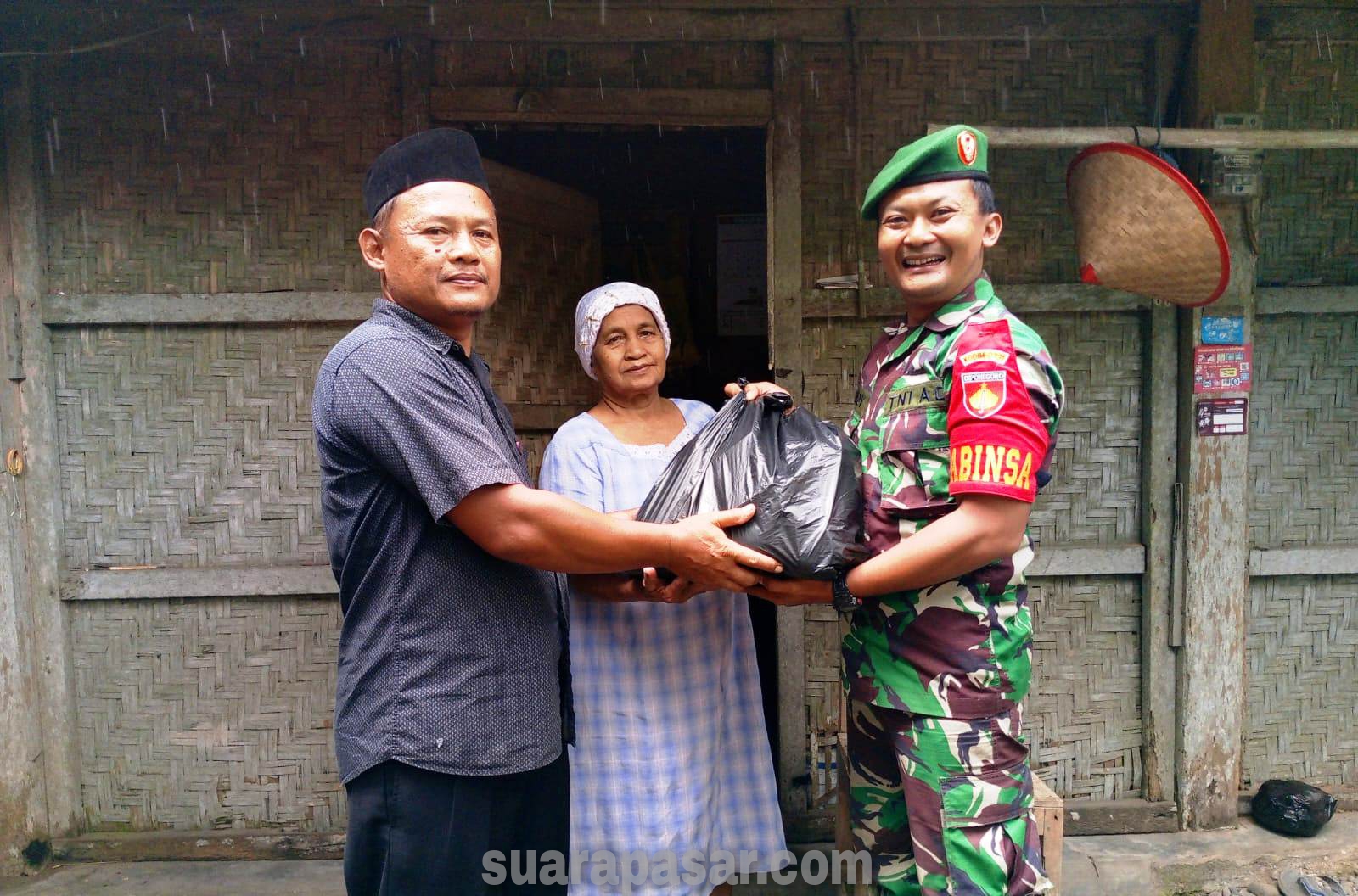 Babinsa Kulur Bantu Berikan Bantuan Paket Sembako Pada Warganya