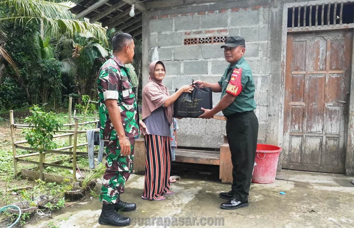 Babinsa Kalidengen Dampingi Pendistribusian Paket Bantuan Anak Stunting