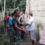 Babinsa Pandowan Bersama Warga Gotong Royong Rehab Rumah Warga Terdampak Gempa Bumi