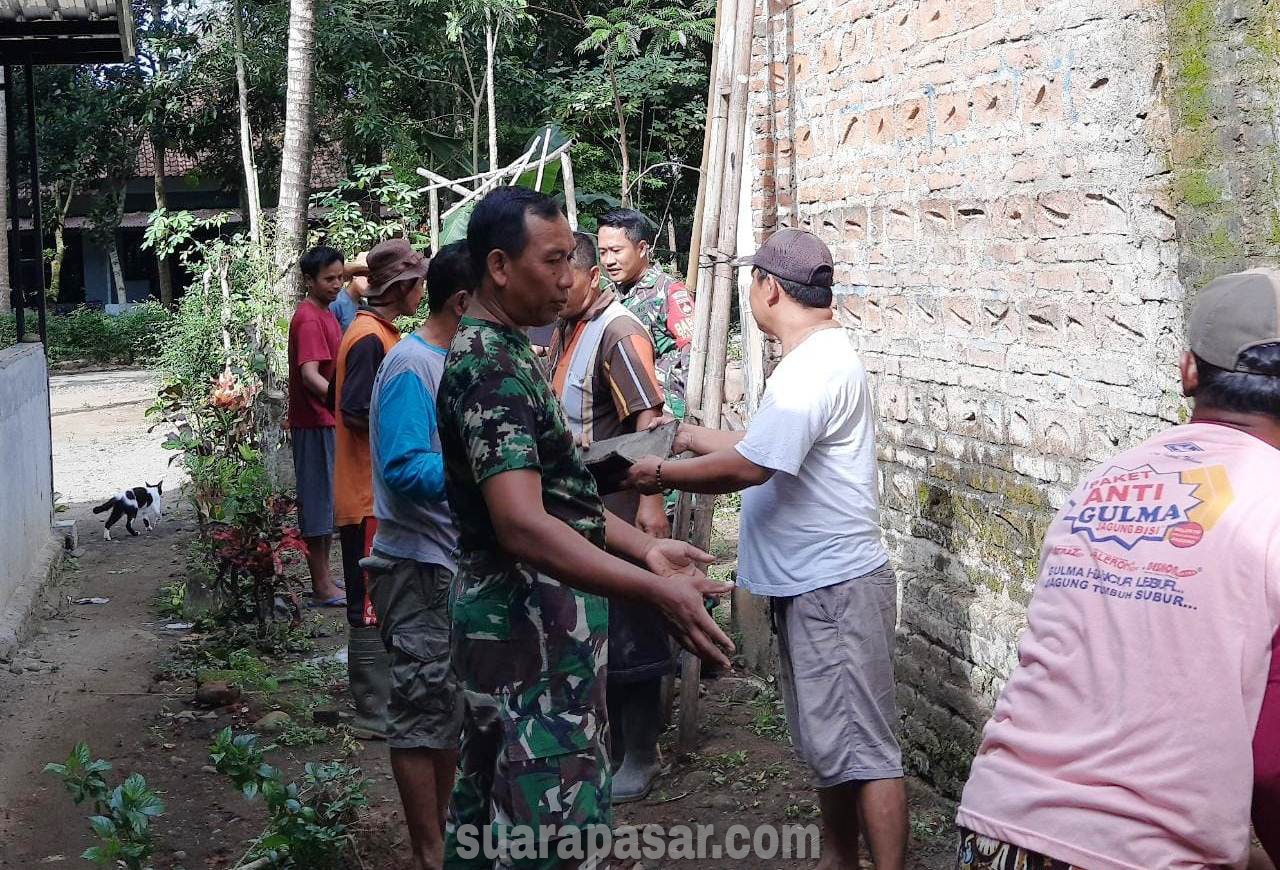 Babinsa Pandowan Bersama Warga Gotong Royong Rehab Rumah Warga Terdampak Gempa Bumi