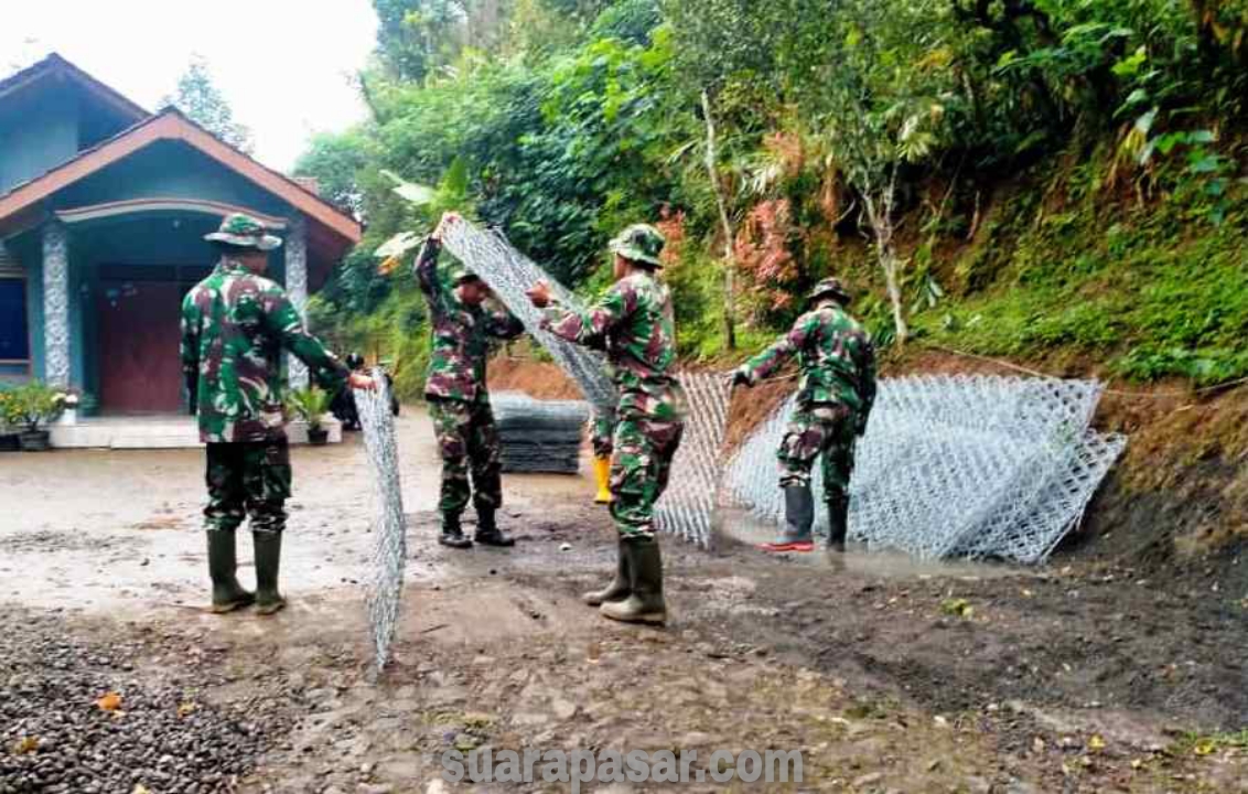 Satgas TMMD Reguler Bersama Masyarakat Ngargosari Siapkan Bronjong Kawat