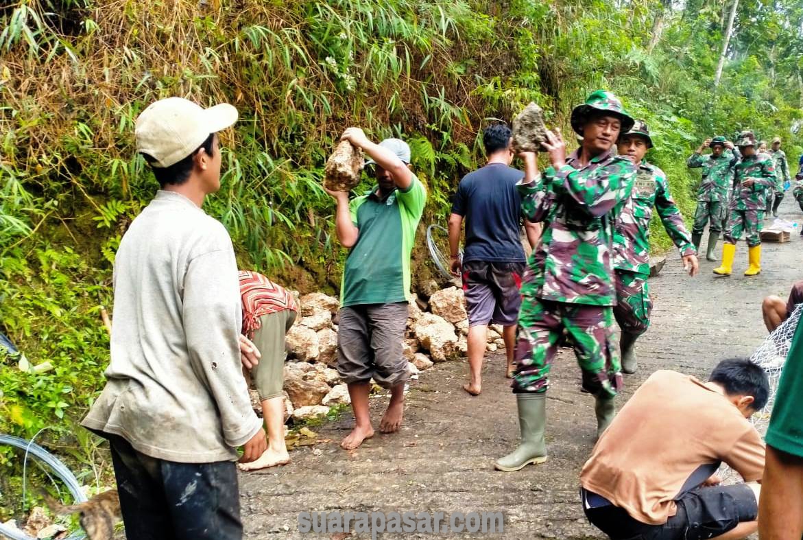 Warga Ngargosari Bersama Satgas TMMD Semangat Bergotong Royong