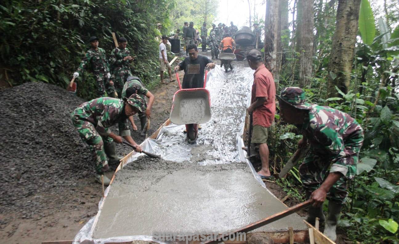 Satgas TMMD Reguler Bersama Masyarakat Fokus Kerjakan Rabat Beton