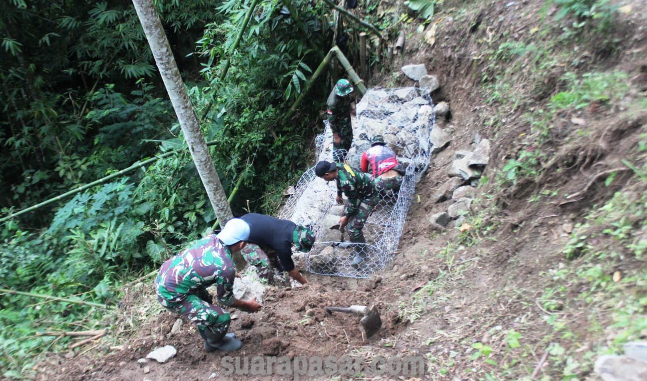 Dansatgas TMMD Reguler Cek Pemasangan Bronjong Kawat