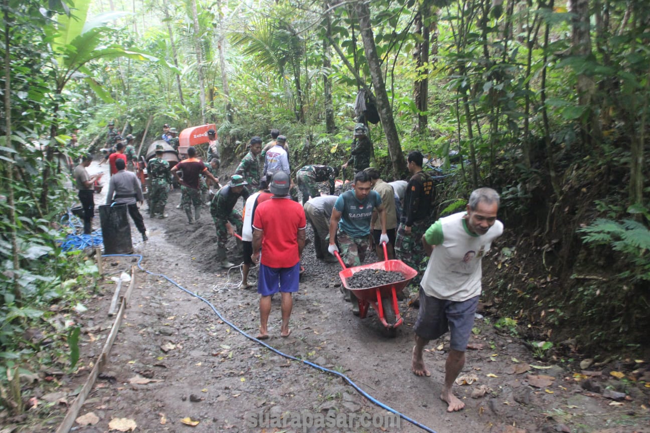 Satgas TMMD Reguler Bersama Warga Masyarakat Lanjutkan Pengerjaan Rabat Beton TMMD 2023