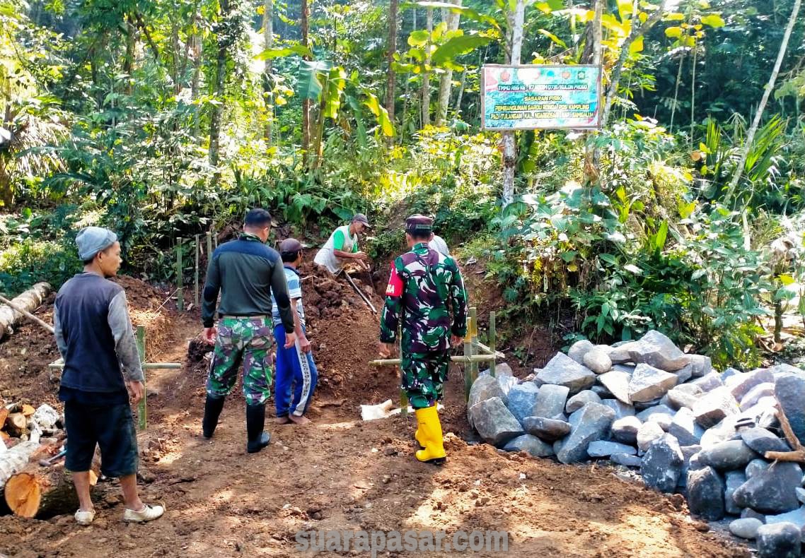 Satgas TMMD Reguler 117 Kodim 0731/Kulon Progo Bersama Warga Mulai Bangun Gardu Ronda di Padukuhan Tulangan