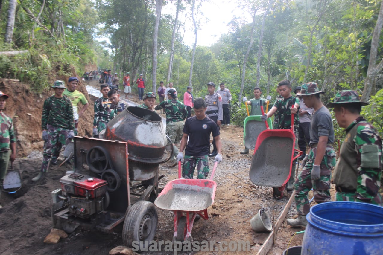 Satgas TMMD Reguler Bersama Warga Masyarakat Ngargosari Terus Kebut Pengerjaan Rabat Beton