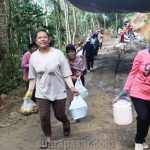 Ibu-Ibu Warga Ngargosari Samigaluh Kulon Progo Turut Sukseskan TMMD Reguler Ke-117