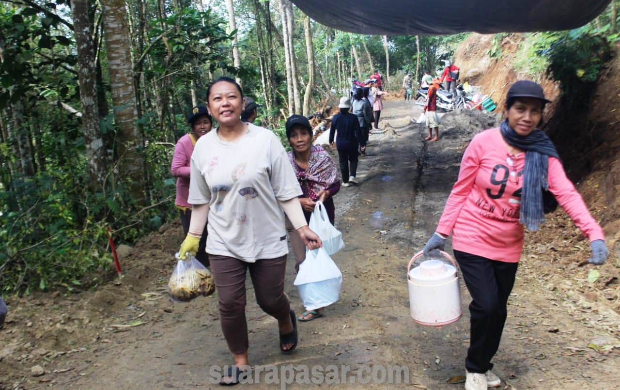 Ibu-Ibu Warga Ngargosari Samigaluh Kulon Progo Turut Sukseskan TMMD Reguler Ke-117