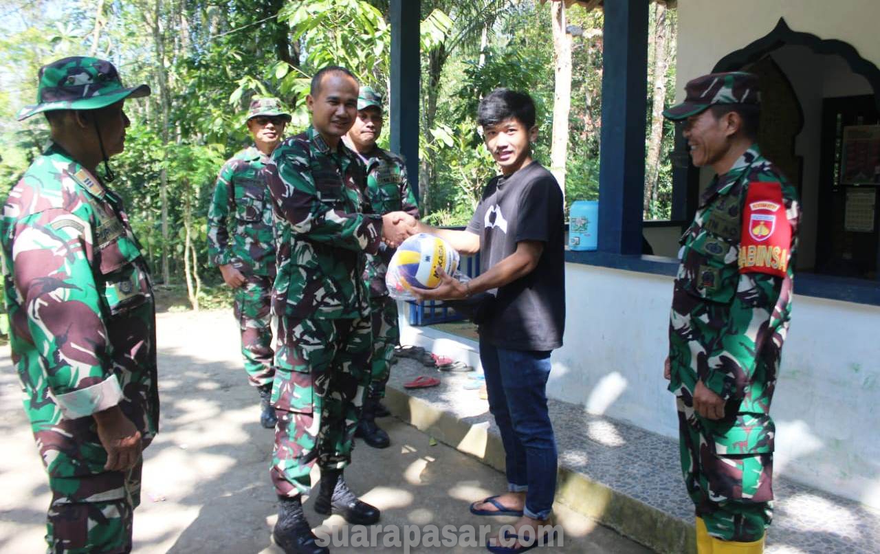 Dan Satgas TMMD Reguler 117 Kodim 0731/Kulon Progo Berikan Bantuan Bola Volley Untuk Pemuda Karang Taruna Kalurahan Ngargosari