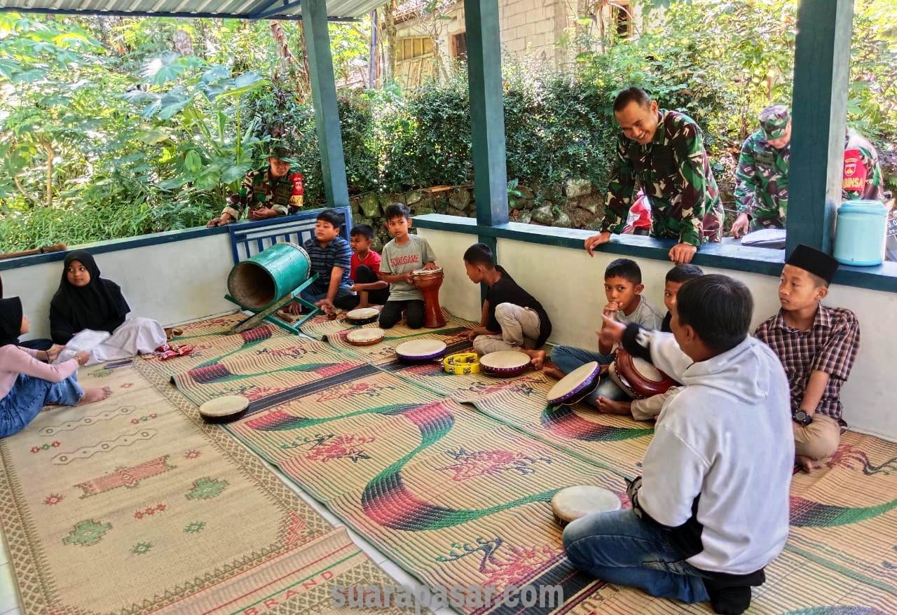 Dan Satgas TMMD Reguler 117 Kodim 0731/Kulon Progo Sambangi Remaja dan Anak-Anak Yang Sedang Latihan Hadroh