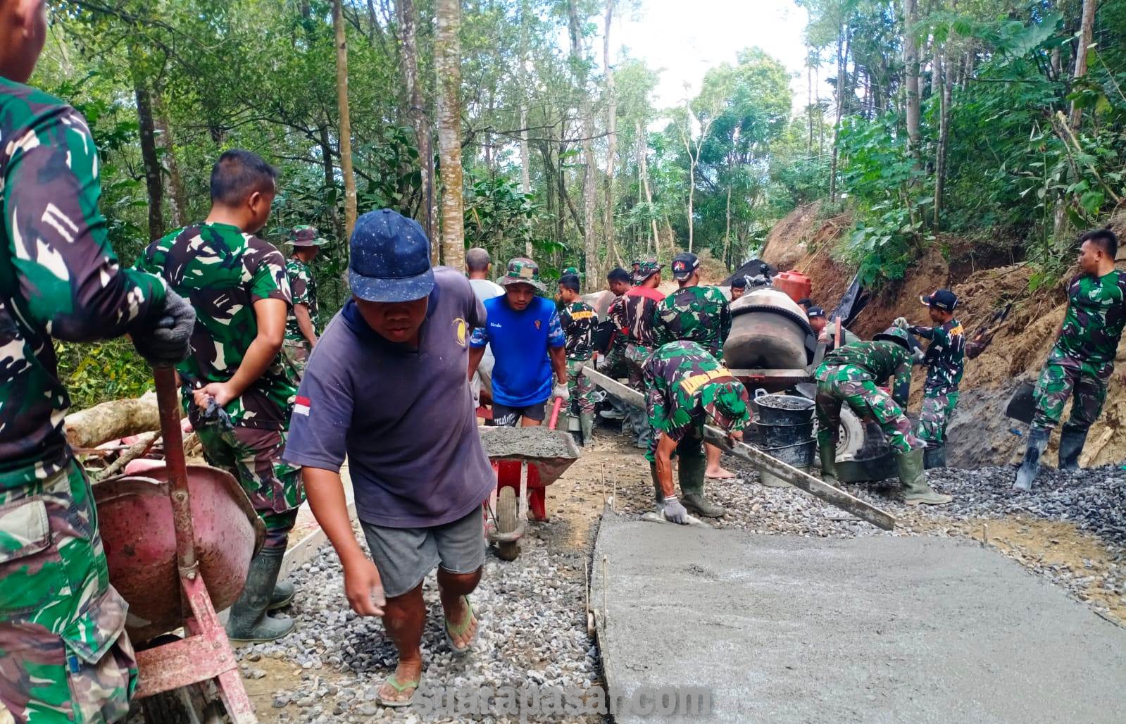 Satgas TMMD Reguler Bersama Warga Kobarkan Semangat Percepat Pengerjaan Rabat Beton di Padukuhan Ngaliyan Gunung A dan Padukuhan Tulangan