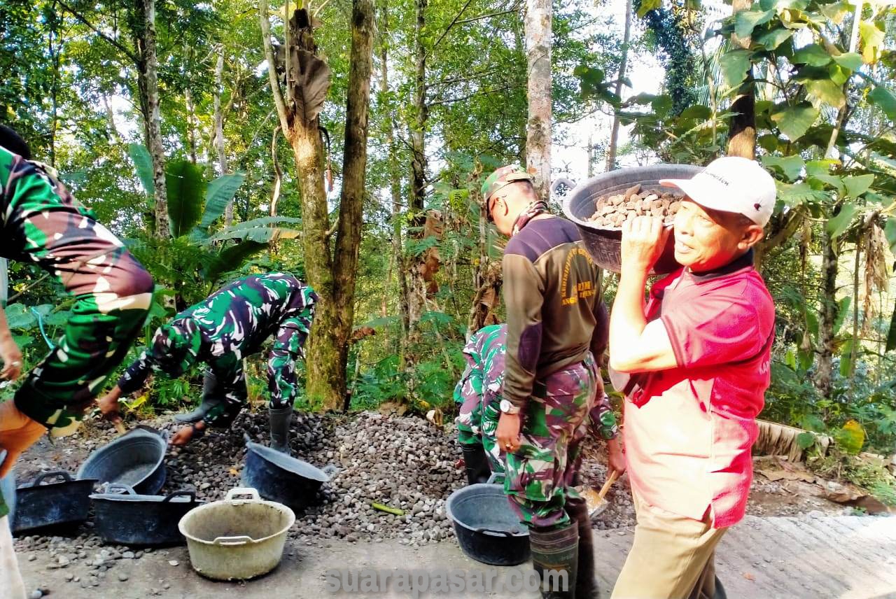 Langsir Material TMMD Reguler 117 di Ngargosari Samigaluh Percepat Pembangunan Rabat Beton