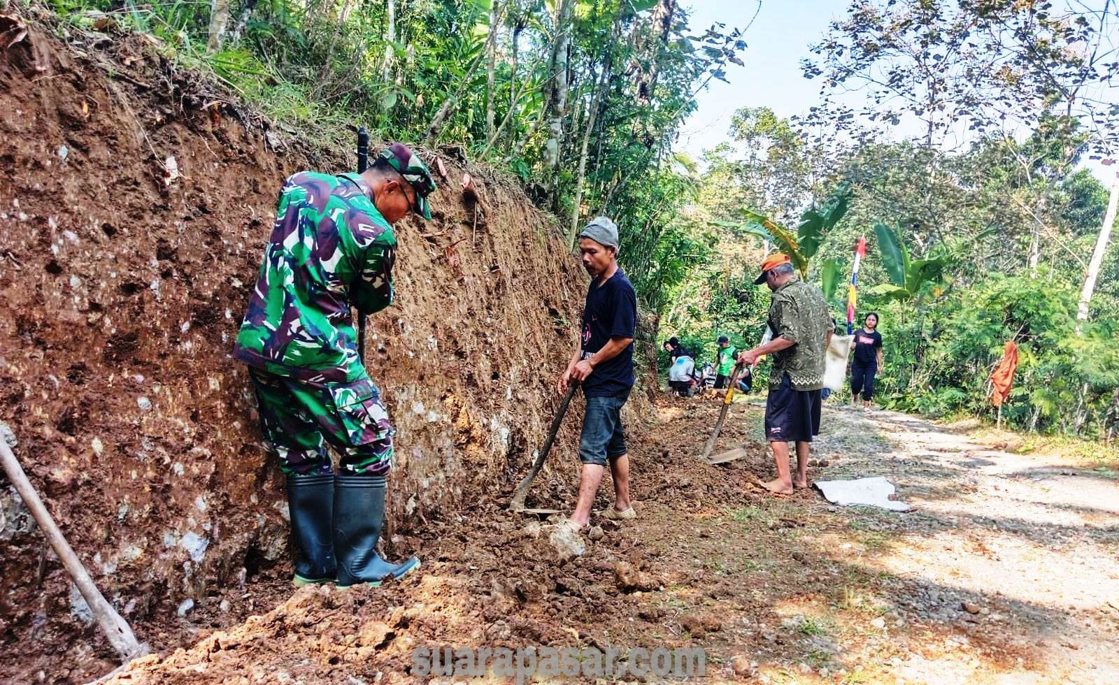 Satgas TMMD Reguler 117 Kodim 0731/Kulon Progo Bersama Warga Lebarkan Badan Jalan