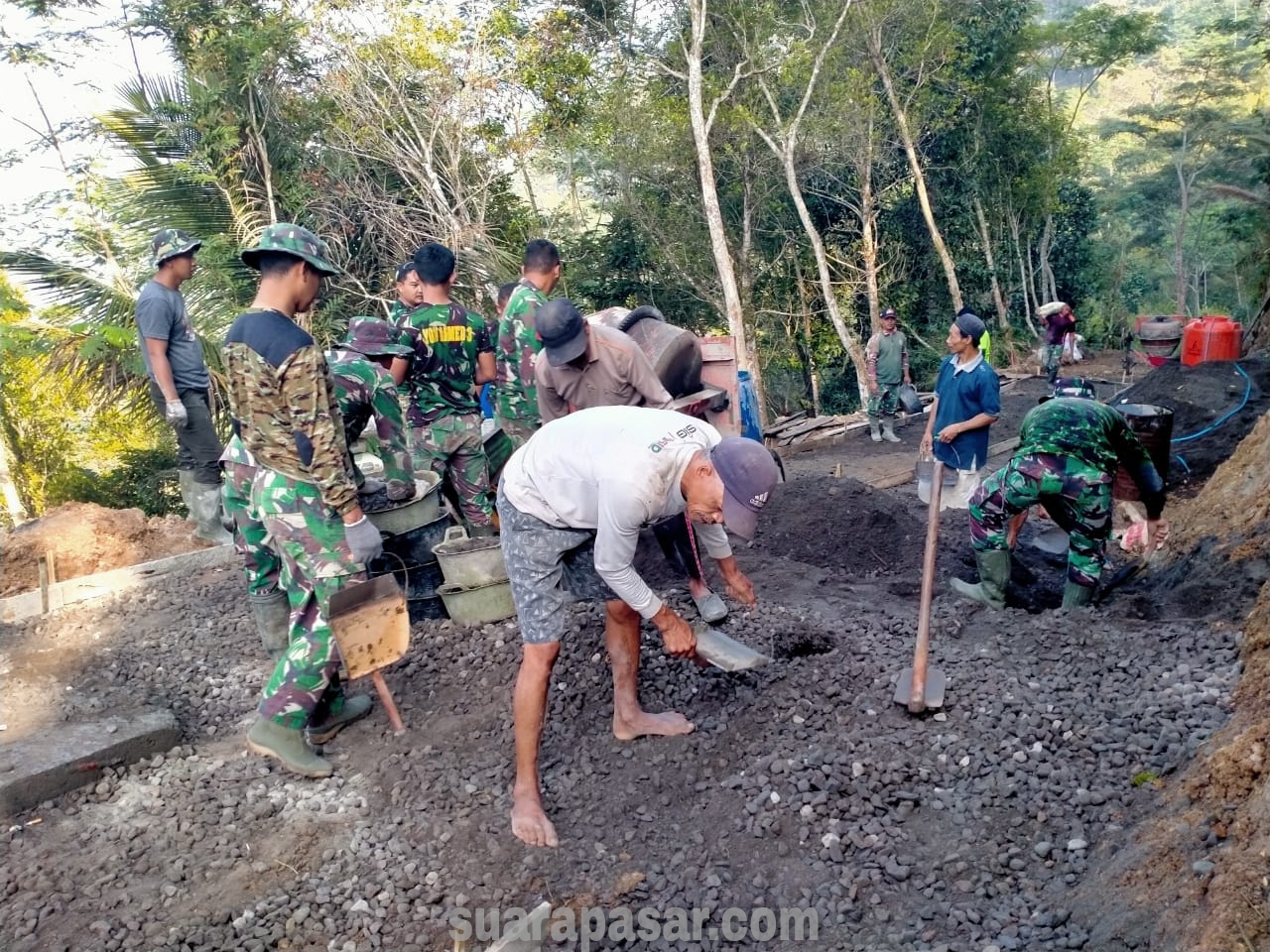 Satgas TMMD Reguler 117 Bersama Warga Terus Kebut Pekerjaan Rabat Beton