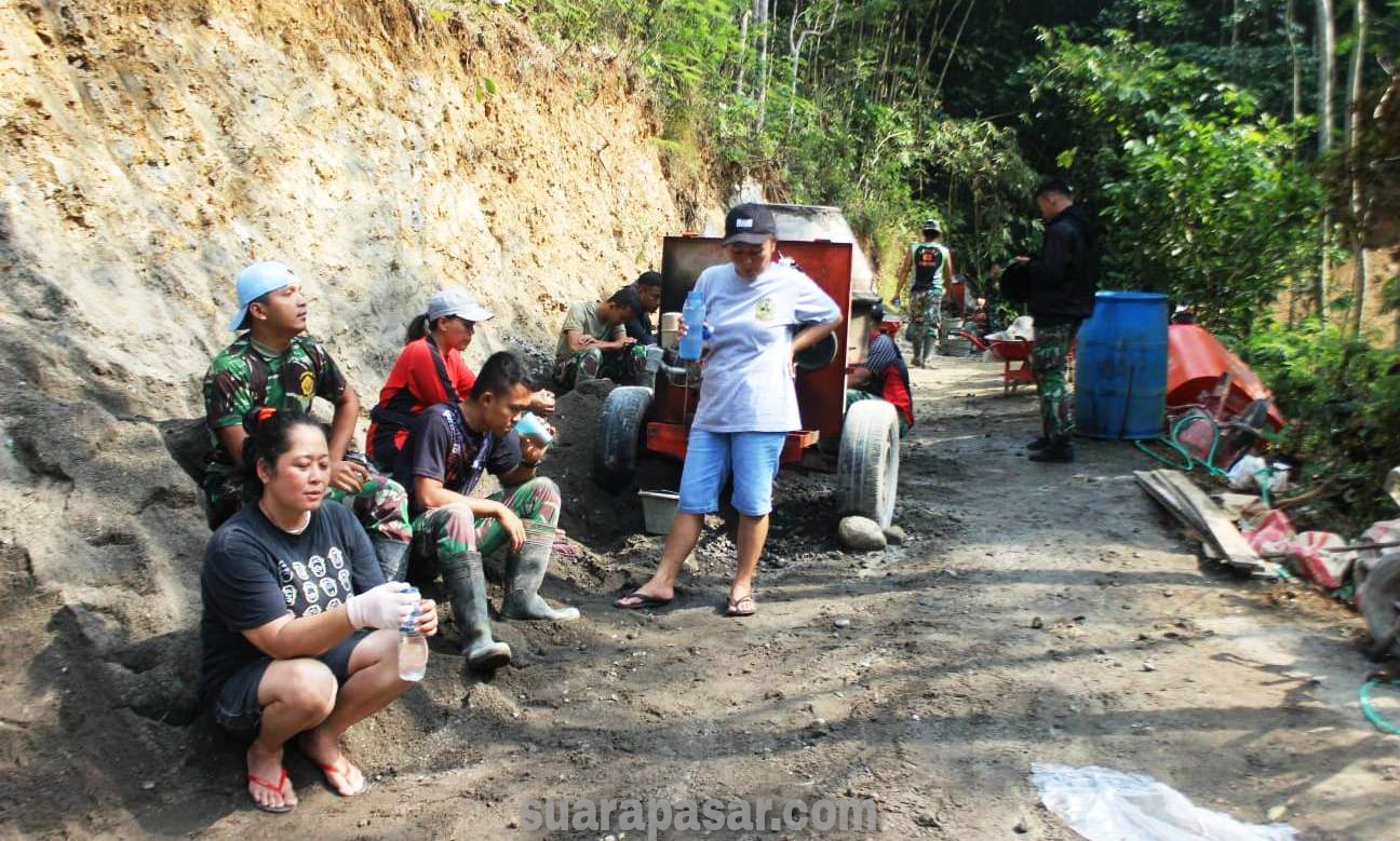 Satgas TMMD Reguler ke-117 Bersama Warga Kalurahan Ngargosari Melepas Penat Dengan Duduk dan Rehat Bersama