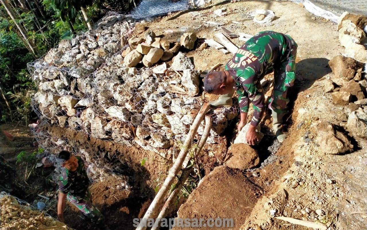 Satgas TMMD Reguler 117 Kodim 0731/Kulon Progo Bersama Warga Kerjakan Gorong-gorong Buis