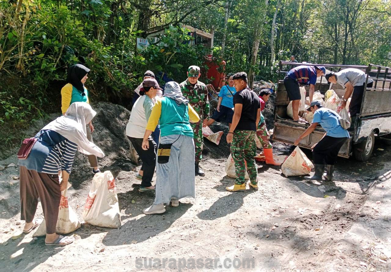 Tak Kenal Lelah Satgas TMMD Bersama Warga Ngargosari Terus Kerjakan Rabat Beton dan Sasaran Fisik Lainnya