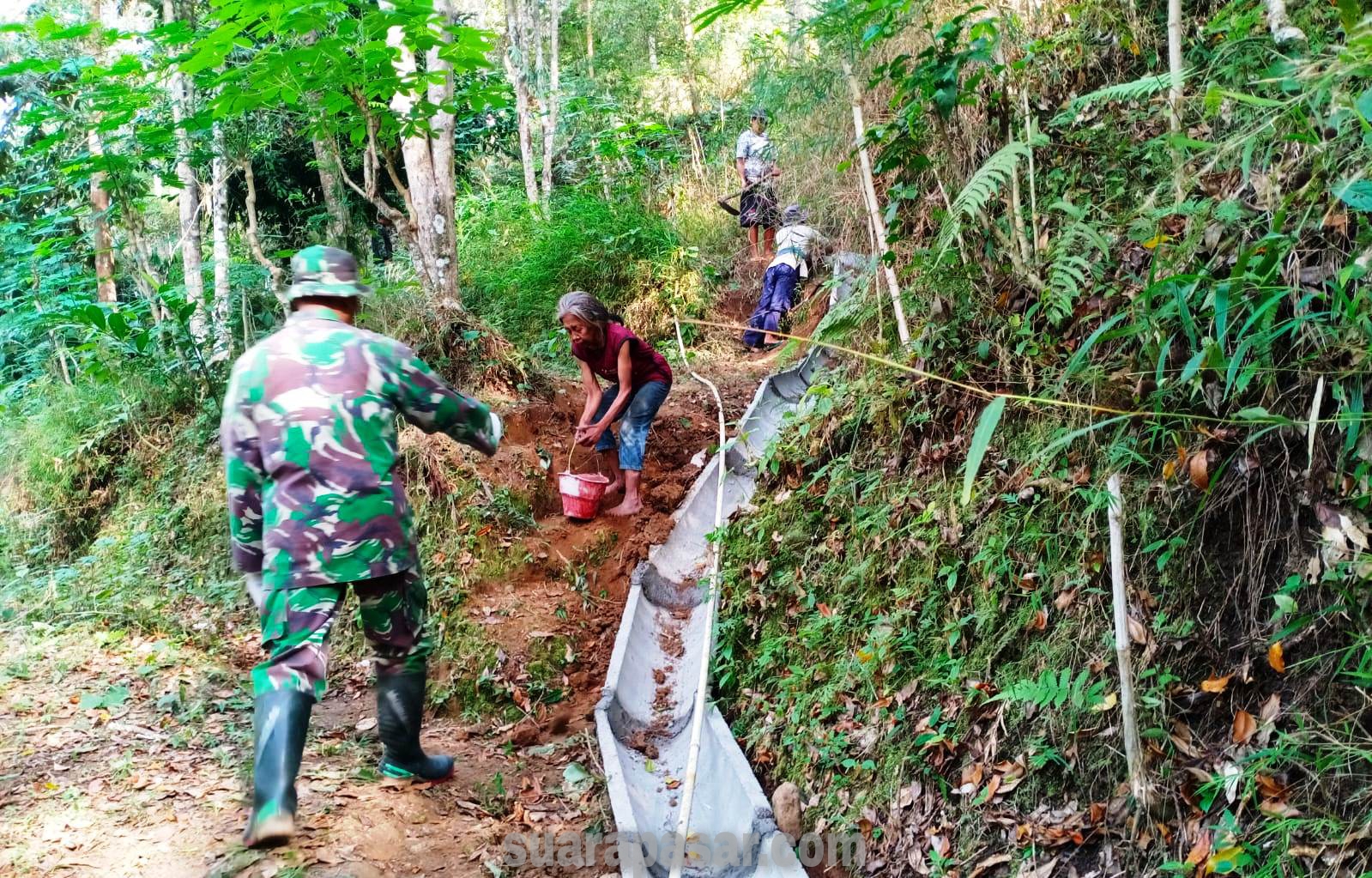 Satgas TMMD Reguler 117 Kodim 0731/Kulon Progo Bersama Warga Kerjakan Drainase Buis Beton