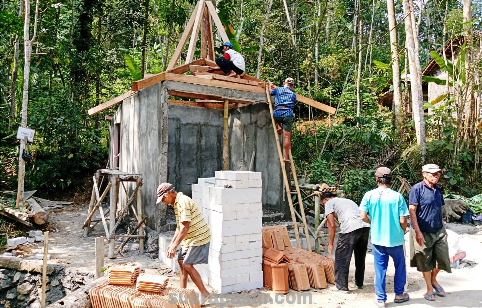 Pengerjaan Gardu Ronda Padukuhan Tulangan TMMD Reguler 117 Kodim 0731/Kulon Progo