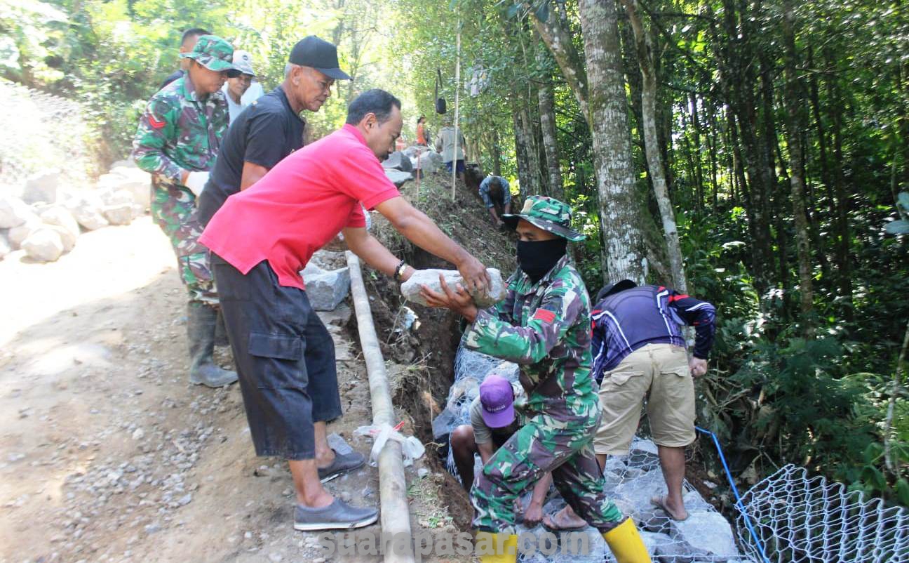 Satgas TMMD Reguler Bersama Warga di Padukuhan Tulangan Kerjakan Talud