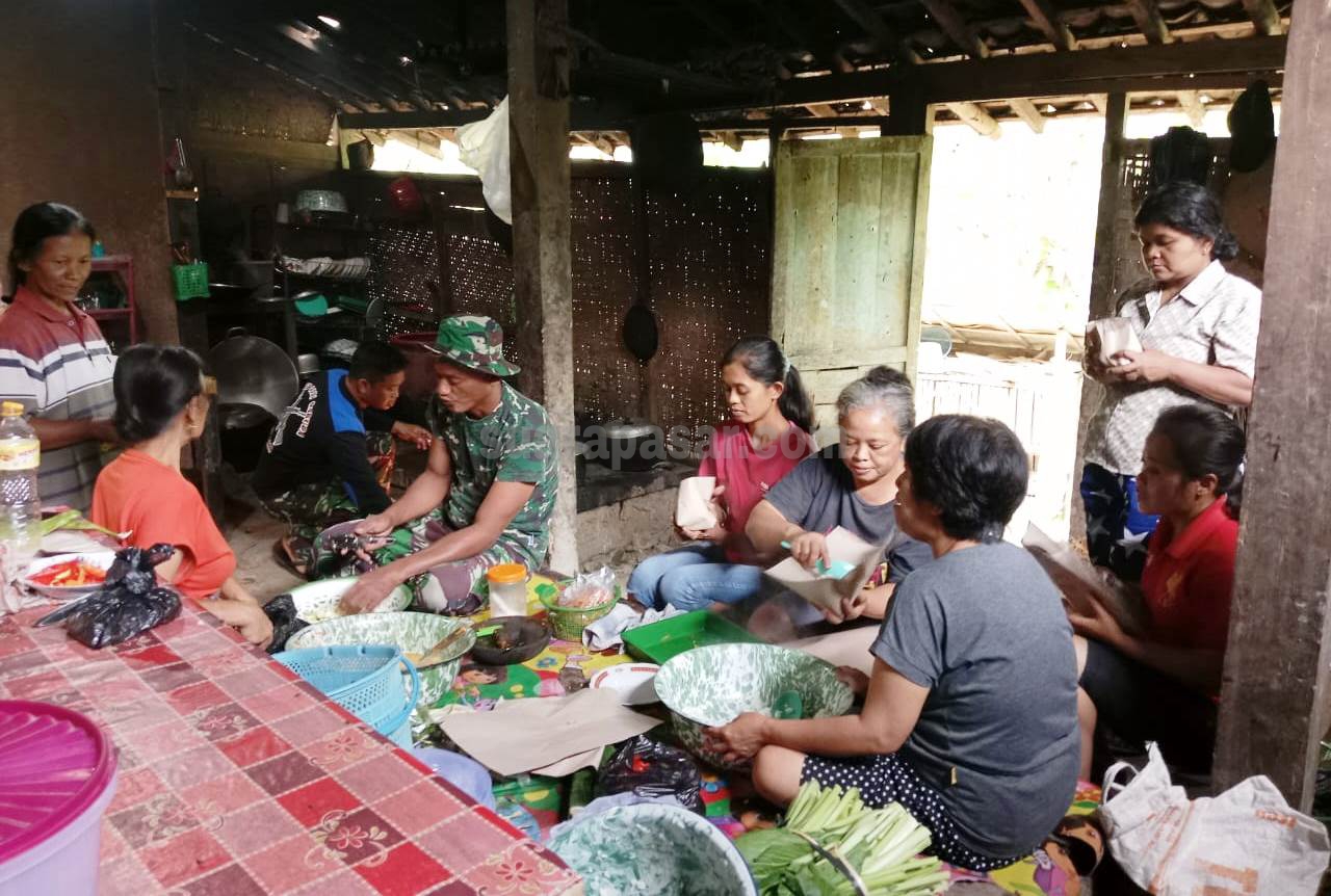 Ibu-ibu Dukung TMMD Reguler 117 Ngargosari Samigaluh Dengan Menyiapkan Menu Makan Ala Pedesaan